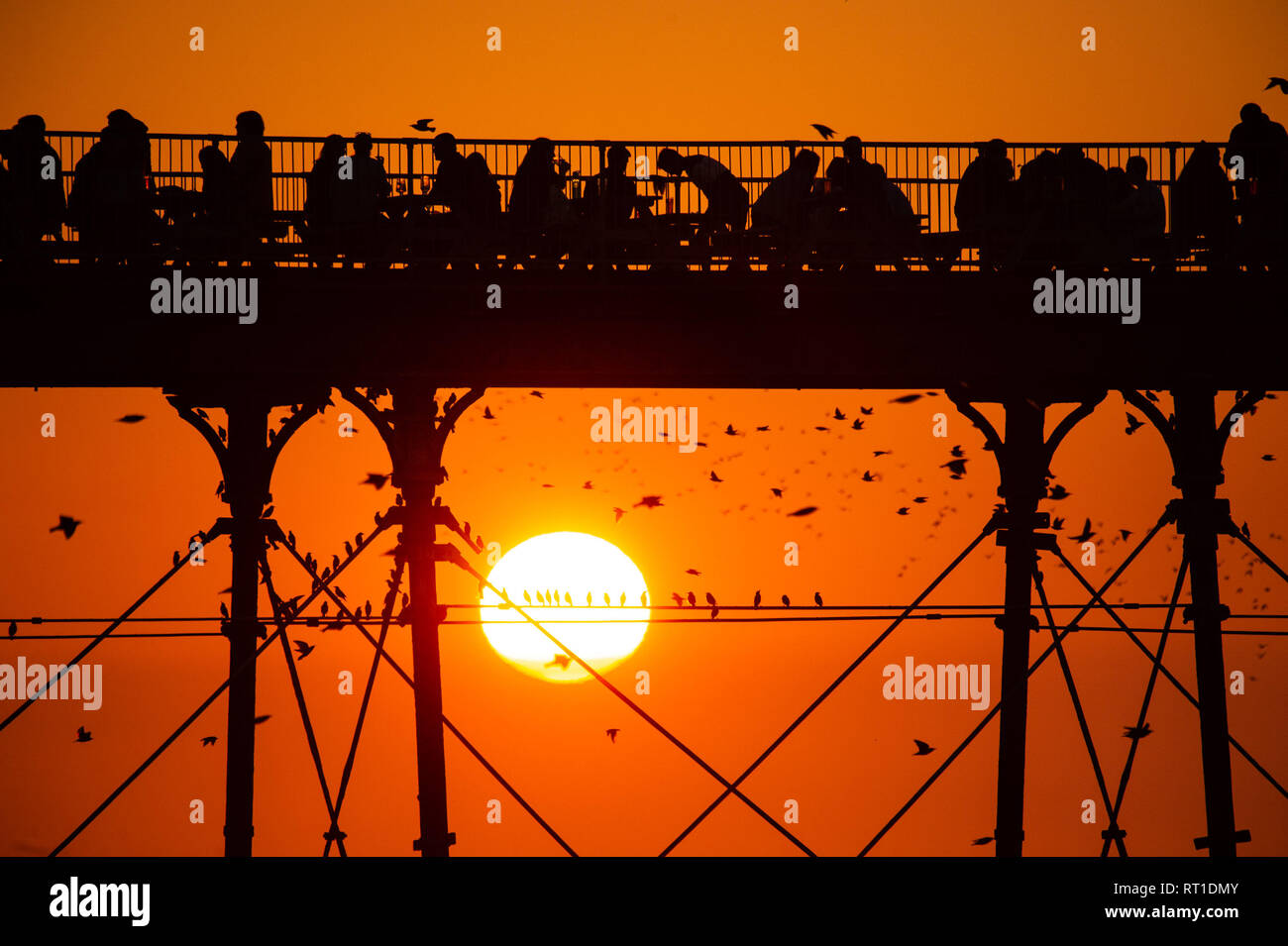 Aberystwyth Wales UK Mittwoch, den 27. Februar 2019. UK Wetter: Menschen am Meer Aberystwyth, wie die Sonne, die die meisten der sensationell heiß und sonnig, 'Winter' Wetter, während es dauert. Das Wetter Prognose zu starten ab morgen zu verschlechtern, mit mehr typische windig und kühler Anfang März Foto Keith Morris/Alamy Live Nachrichten erwartet Stockfoto