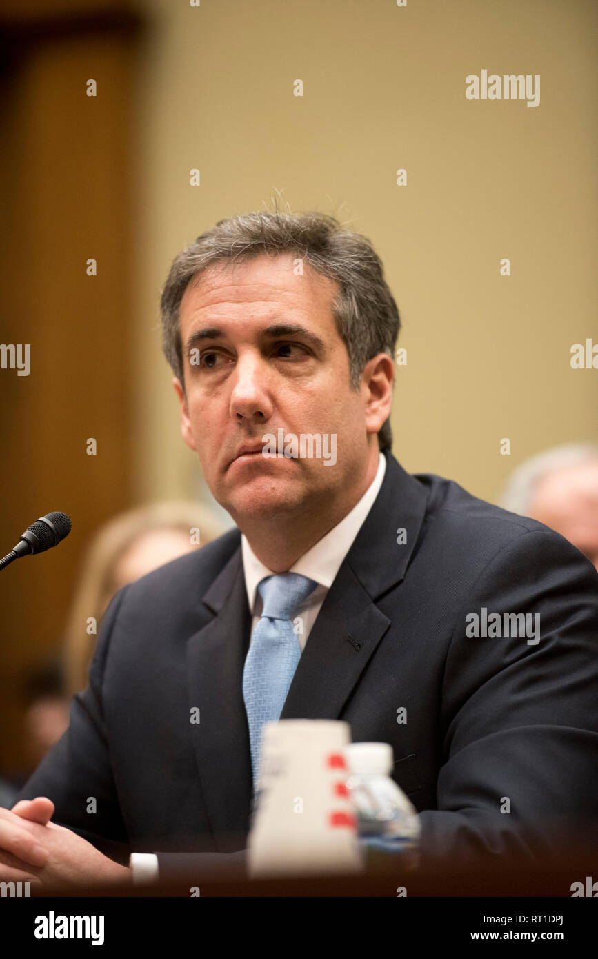 Washington DC, 27. Februar 2019, USA: Michael Cohen, ehemaliger Persönlichen Anwalt Präsident Donald's J Trump, bezeugt an das Haus Aufsicht Ausschuss auf das Kapitol in Washington, DC. Cohen diskutiert Geschäftspraktiken von Trump und sein Umgang mit dem Trump Präsidentschaftswahlkampf, einschließlich Auszahlungen an die Frauen, den Trumpf angeblich mit beteiligt war. Patsy Lynch/MediaPunch Stockfoto