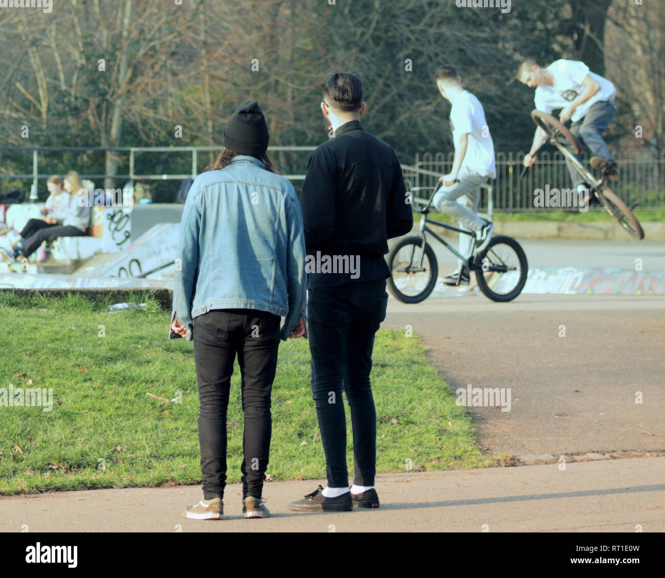 Glasgow, Schottland, UK, 27. Februar, 2019 UK Wetter: ein sehr sonniges sah Sommer Taps Aff Wetter im Kelvingrove Park im wohlhabenden Westen der Stadt. Kredit Gerard Fähre / alamy Leben Nachrichten Stockfoto