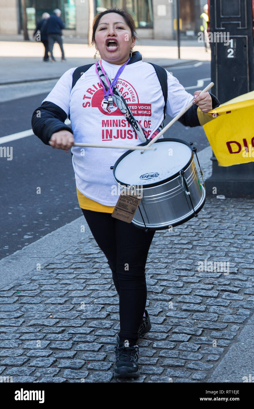 London, Großbritannien. 26. Februar, 2019. Susana Benavides, die letzte Woche war, die £ 75.000 im Ausgleich von einem Arbeitsgericht nach zu Unrecht von ihr als Subunternehmer Reinigung Job bei Topshop entlassen ausgezeichnet, die Märsche mit überwiegend Migranten auffallend ausgelagerte Arbeiter, die dem Selbständigen von Großbritannien (IWGB), United Voices der Welt (Uvw) und Öffentliche und kommerzielle Dienste Union (PCS) Gewerkschaften arbeiten an der Universität von London (IWGB), Ministerium der Justiz (Uvw) und Ministerium für Wirtschaft Energie und industrielle Strategie (PCS), zusammen mit den Vertretern der nationalen Stockfoto