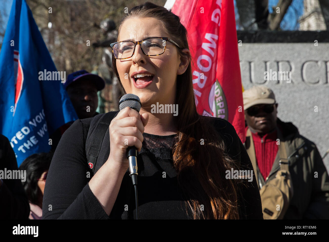 London, Großbritannien. 26. Februar, 2019. Laura Pidcock, Shadow Business Minister, vorwiegend Migranten auffallend ausgelagerte Arbeiter, die dem Selbständigen von Großbritannien (IWGB), United Voices der Welt (Uvw) und Öffentliche und kommerzielle Dienste Union (PCS) Gewerkschaften arbeiten an der Universität von London (IWGB), Ministerium der Justiz (Uvw) und Ministerium für Wirtschaft Energie und industrielle Strategie (PCS), zusammen mit den Vertretern der Nationalen Union der Eisenbahn-, See- und Transportarbeiter (RMT) Regionalrat, die an einer 'Clean Up Outsourcing" Demonstration für Stockfoto