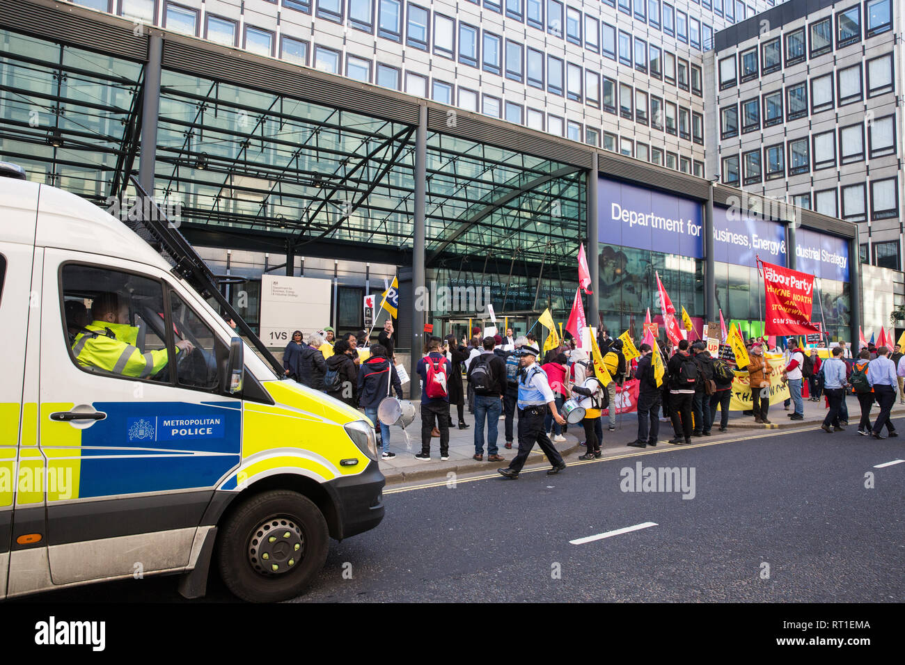 London, Großbritannien. 26. Februar, 2019. Vor allem Migranten auffallend ausgelagerte Arbeiter, die dem Selbständigen von Großbritannien (IWGB), United Voices der Welt (Uvw) und Öffentliche und kommerzielle Dienste Union (PCS) Gewerkschaften arbeiten an der Universität von London (IWGB), Ministerium der Justiz (Uvw) und Ministerium für Wirtschaft Energie und industrielle Strategie (PCS), zusammen mit den Vertretern der Nationalen Union der Eisenbahn-, See- und Transportarbeiter (RMT) Regionale Rat, 'Clean Up Outsourcing" Demonstration Credit: Mark Kerrison/Alamy leben Nachrichten Stockfoto