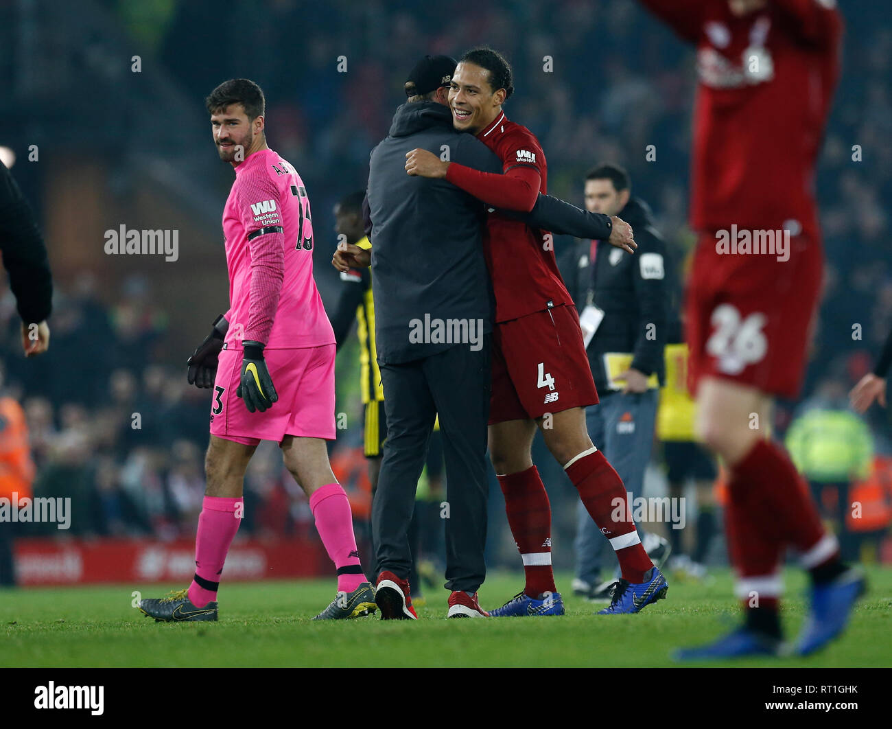 Anfield, Liverpool, Großbritannien. 27 Feb, 2019. EPL Premier League Fußball, Liverpool gegen Watford; Liverpool Manager Jürgen Klopp gratuliert Virgil van Dijk zu seinen zwei späte Tore nach Liverpool lief 5-0 Gewinner Credit: Aktion plus Sport/Alamy leben Nachrichten Stockfoto