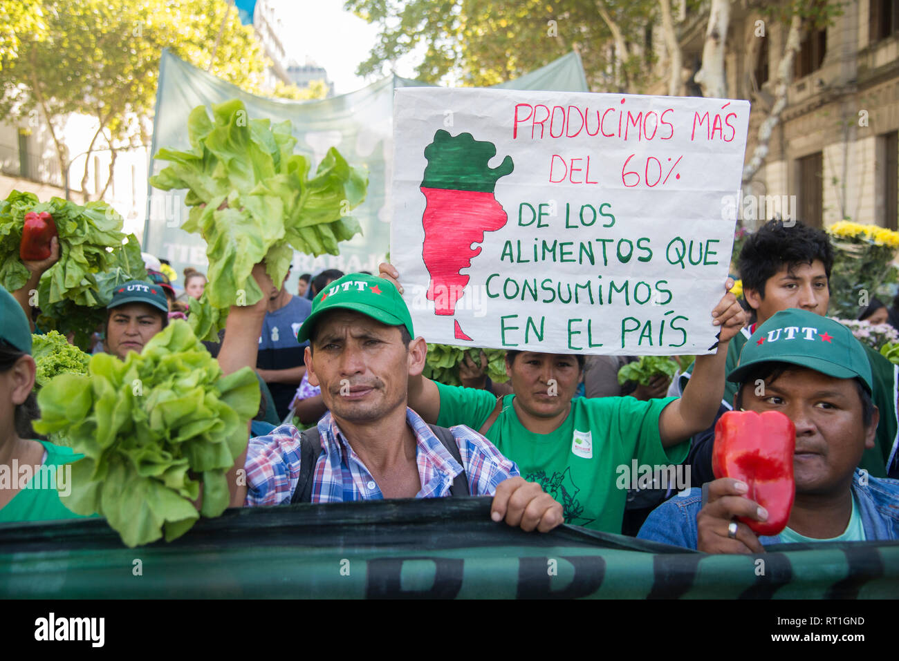 Buenos Aires, Argentinien. 27 Feb, 2019. Landwirtschaftlichen Landwirte tragen ihre pflanzlichen und halten Sie die Plakette während eines Protestes gegen die Verzerrung, die durch Verbindung und für bessere steuerliche Maßnahmen. Credit: Mario De Fina/dpa/Alamy leben Nachrichten Stockfoto