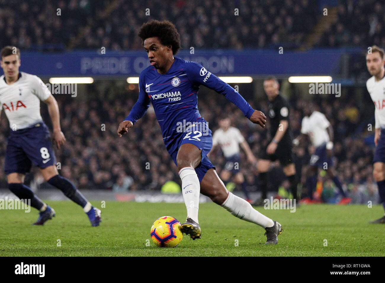 London, Großbritannien. 27 Feb, 2019. William von Chelsea in Aktion. Premier League match, Chelsea v Tottenham Hotspur an der Stamford Bridge in London am Mittwoch, den 27. Februar 2019. Dieses Bild dürfen nur für redaktionelle Zwecke verwendet werden. Nur die redaktionelle Nutzung, eine Lizenz für die gewerbliche Nutzung erforderlich. Keine Verwendung in Wetten, Spiele oder einer einzelnen Verein/Liga/player Publikationen. pic von Steffan Bowen/Credit: Andrew Orchard sport Fotografie/Alamy leben Nachrichten Stockfoto