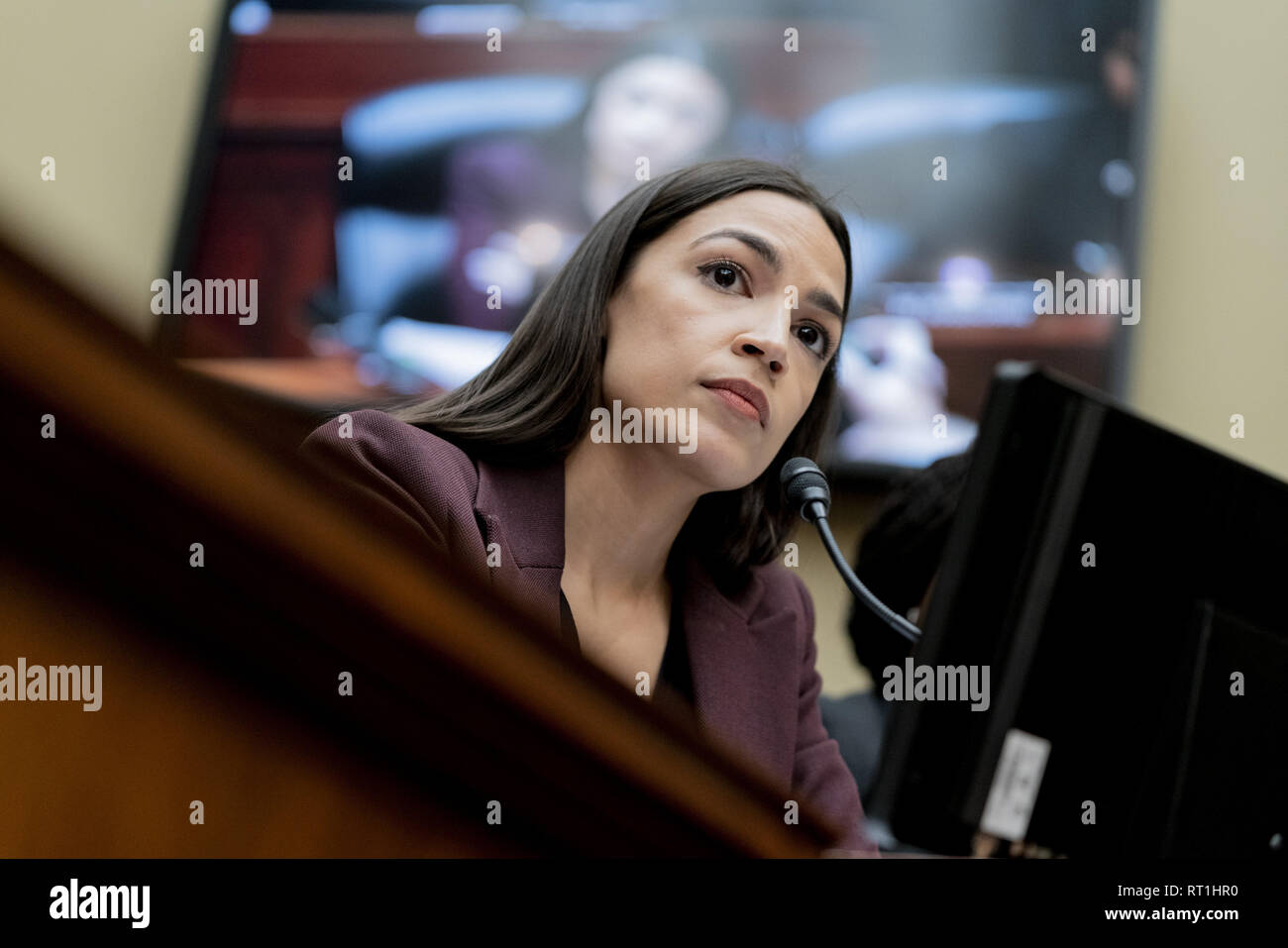 Washington, District of Columbia, USA. 27 Feb, 2019. Vertreter ALEXANDRIA OCASIO - CORTEZ (D-NY) In der Anhörung des ehemaligen persönlichen Rechtsanwalt Präsident DONALD TRUMP, MICHAEL COHEN, vor dem Haus, der Februar 27, 2019 Credit: Douglas Christian/ZUMA Draht/Alamy leben Nachrichten Stockfoto