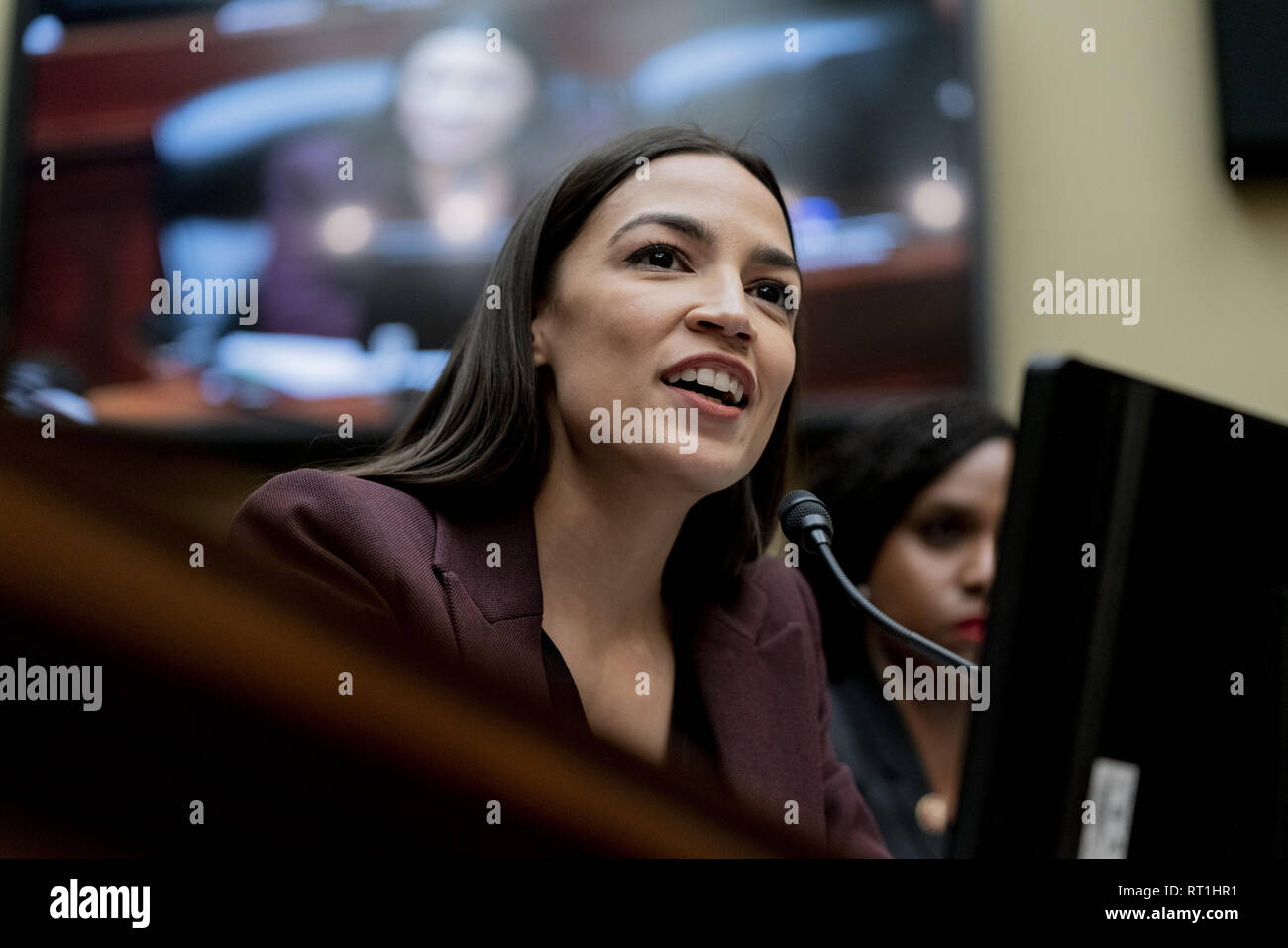 Washington, District of Columbia, USA. 27 Feb, 2019. Vertreter ALEXANDRIA OCASIO - CORTEZ (D-NY) In der Anhörung des ehemaligen persönlichen Rechtsanwalt Präsident DONALD TRUMP, MICHAEL COHEN, vor dem Haus, der Februar 27, 2019 Credit: Douglas Christian/ZUMA Draht/Alamy leben Nachrichten Stockfoto