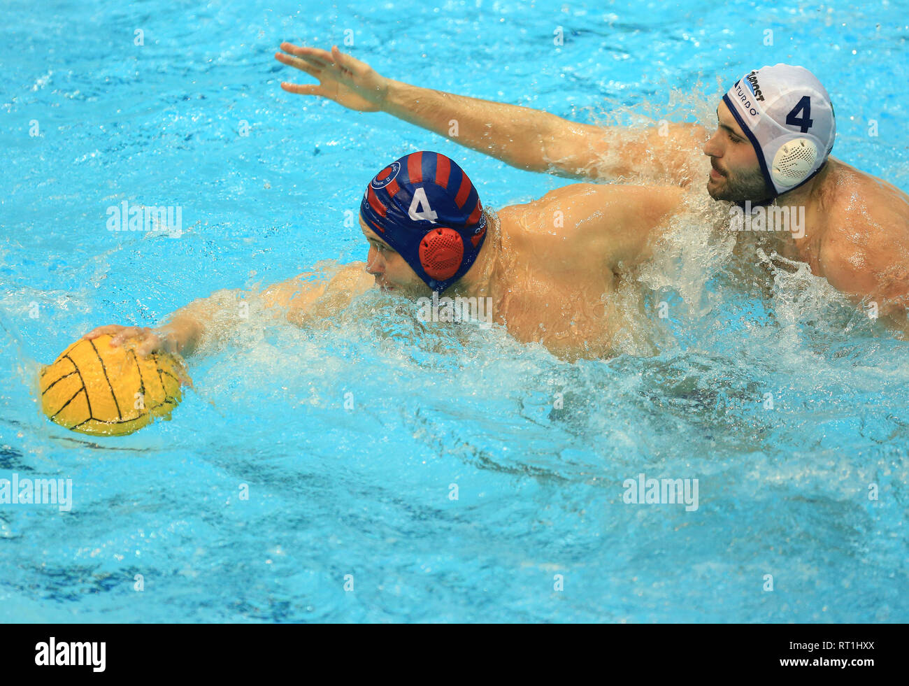 Zagreb, Kroatien. 27 Feb, 2019. Luka Loncar (L) der Jug CO konkurriert mit Marino von Cagalj HAVK Mladost während der LEN Champions League Gruppe B der Vorläufigen Männer Wasser Polo Match zwischen HAVK Mladost Zagreb und VK Kanne CO Dubrovnik, Zagreb, Kroatien am 13.02.27., 2019. HAVK Mladost Zagreb verloren, 5-11. Quelle: Marko Dubravko/Xinhua/Alamy leben Nachrichten Stockfoto