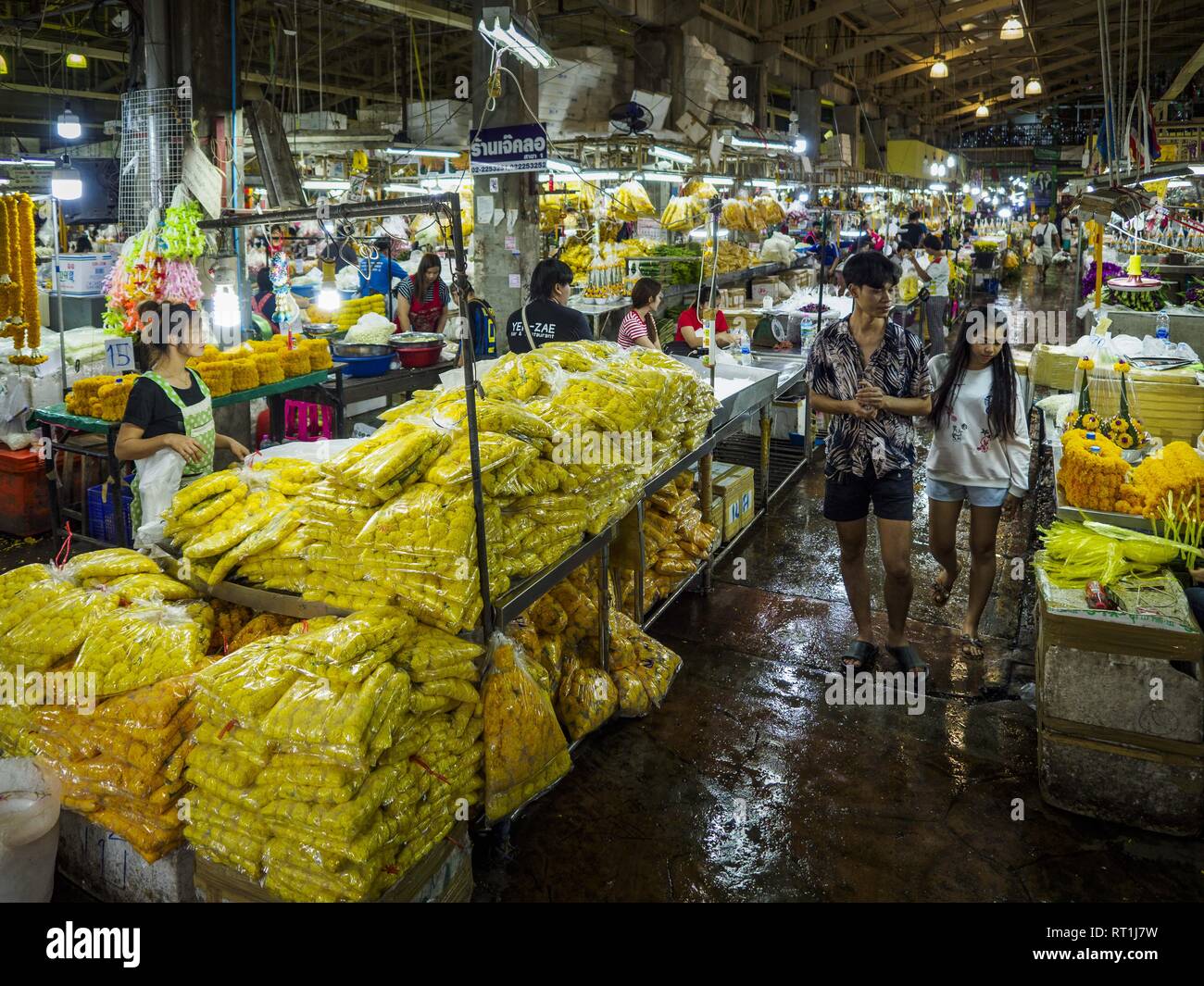 Bangkok, Bangkok, Thailand. 27 Feb, 2019. Menschen gehen durch Pak Klong Talat, der berühmten Bangkok Markt. Bangkok, eine Stadt von etwa 14 Millionen, ist berühmt für seine rauhe Nachtleben. Aber echte Nachtleben von Bangkok ist in seinen Märkten und Straße Stände, von denen viele durch die Nacht geöffnet sind. Credit: Jack Kurtz/ZUMA Draht/Alamy leben Nachrichten Stockfoto