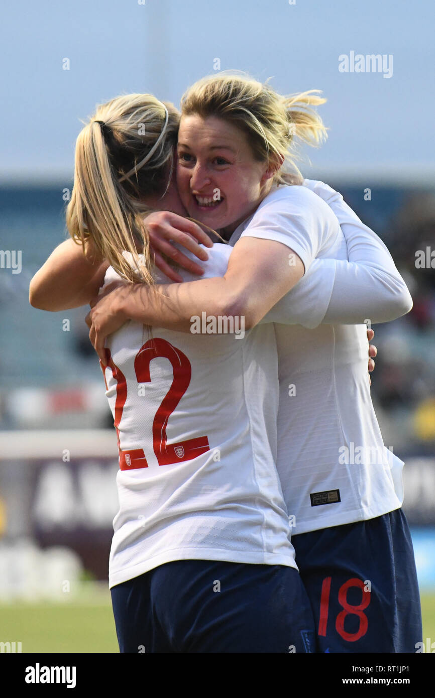 Beth Mead Rachel Daly und Ellen White von England Frauen Fußball WM 2019 freundlich - dem gewinnenden Ziel des Spiels in der SheBelieves Schale mit der England Frauen Fußball-Mannschaft im Vergleich zu der Brasilien Frauen Fußball Team feiern. Professionelle Frauen Fußballer auf dem Spielfeld - Frauen Fußball plyers. Credit: Don Mennig/Alamy leben Nachrichten Stockfoto