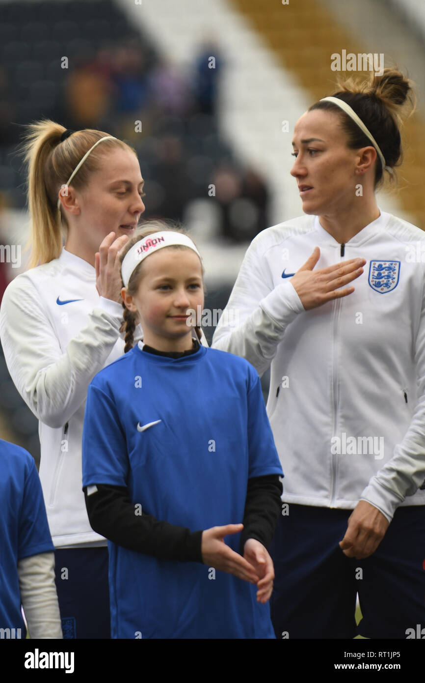 England's Frauen Fußball WM 2019 freundlich - Beth Mead Alex Greenwood Rachel Daly Ellen White und Mannschaftskameraden Score und feiern die gewinnenden Ziel des Spiels in der SheBelieves Schale mit der England Frauen Fußball-Mannschaft im Vergleich zu der Brasilien Frauen Fußball-Team. Professionelle Frauen Fußballer auf dem Spielfeld. Credit: Don Mennig/Alamy leben Nachrichten Stockfoto
