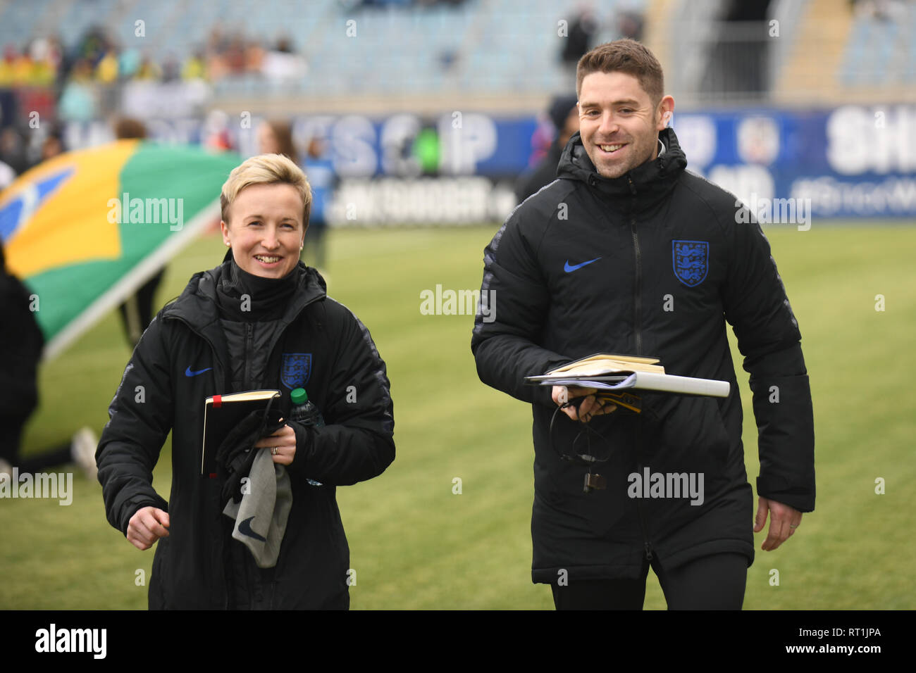England's Frauen Fußball WM 2019 freundlich - England's Frauen Nationalmannschaft Trainer in der SheBelieves Schale mit der England Frauen Fußball-Mannschaft im Vergleich zu der Brasilien Frauen Fußball-Team. Professionelle Frauen Fußballer auf dem Spielfeld. Credit: Don Mennig/Alamy leben Nachrichten Stockfoto