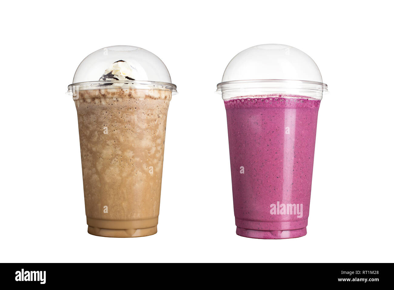 Köstliche Smoothies in Plastikbechern, auf einem weißen Hintergrund. Zwei Cocktails mit Milch Schokolade und wilden Beeren. Isoliert Stockfoto