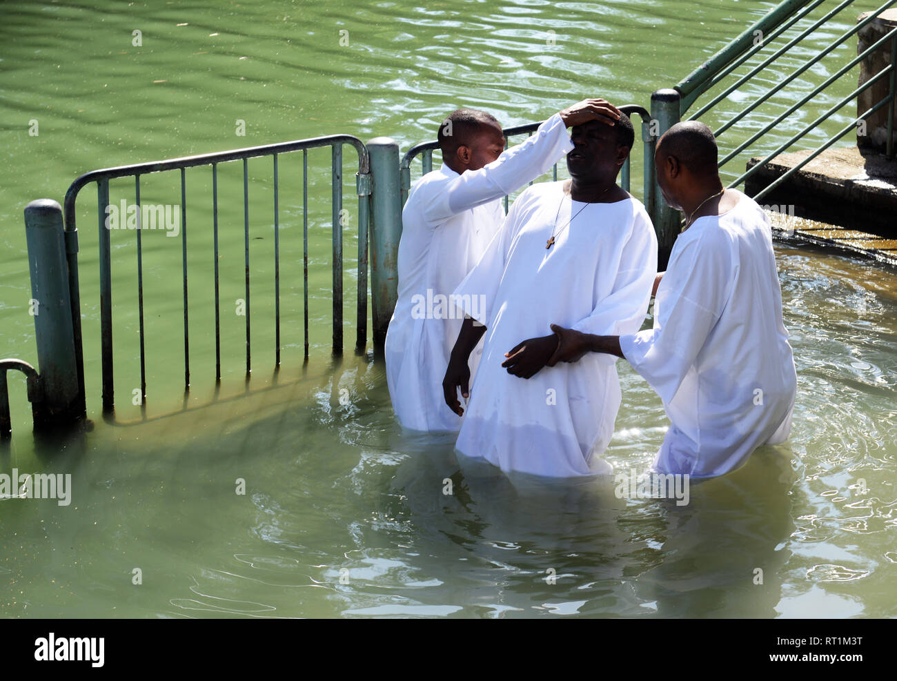 Nigerianische Pilger an Yardenit auf den Jordan in Israel getauft. Stockfoto