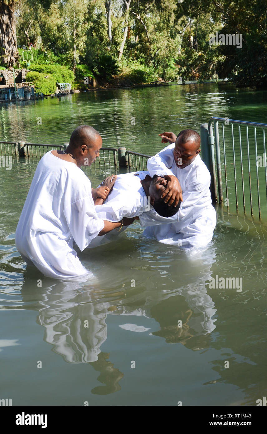 Nigerianische Pilger an Yardenit auf den Jordan in Israel getauft. Stockfoto