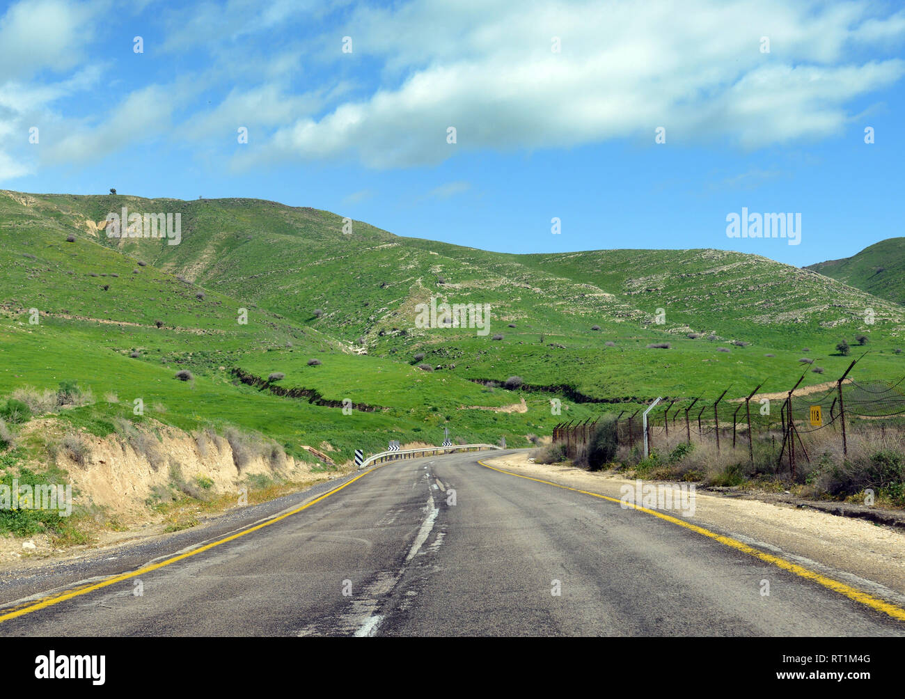 Die Straße entlang der israelischen und jordanischen Grenze. Stockfoto