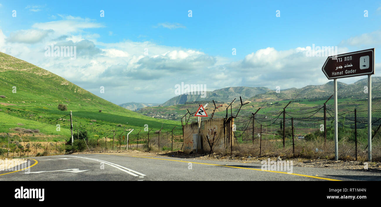Die Straße entlang der israelischen und jordanischen Grenze. Stockfoto