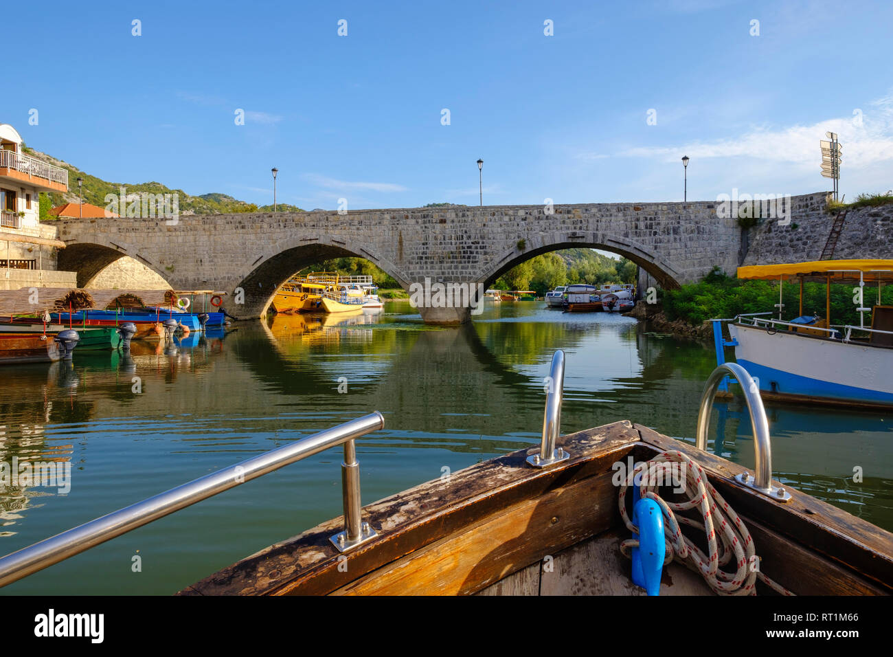 Montenegro, Virpazar, Skadarsee, Boot und zu überbrücken. Stockfoto