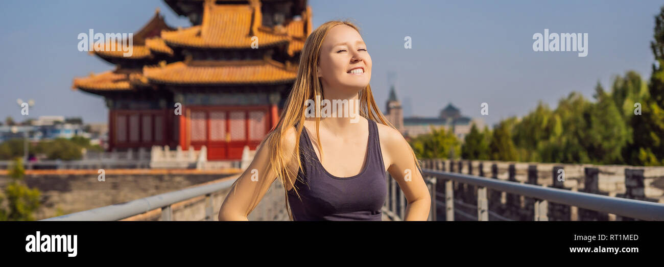 Genießen Sie Urlaub in China. Junge Frau, die in der Verbotenen Stadt. Die Reise nach China. Kostenloses Visum Transit 72 Stunden, 144 Stunden in China, Banner, LANGE FORMAT Stockfoto