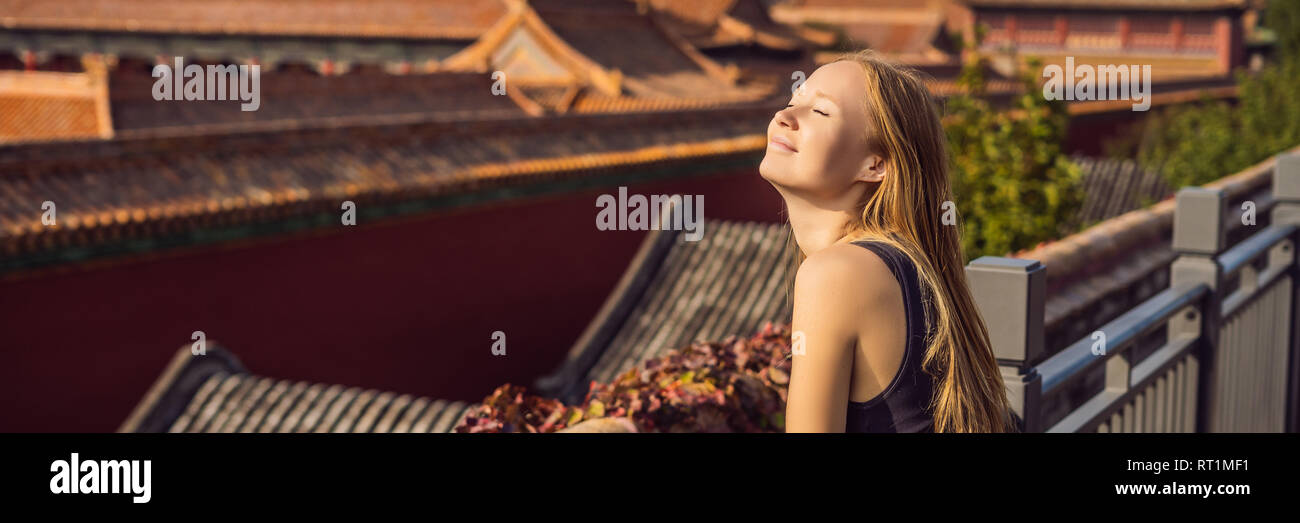 Genießen Sie Urlaub in China. Junge Frau, die in der Verbotenen Stadt. Die Reise nach China. Kostenloses Visum Transit 72 Stunden, 144 Stunden in China, Banner, LANGE FORMAT Stockfoto