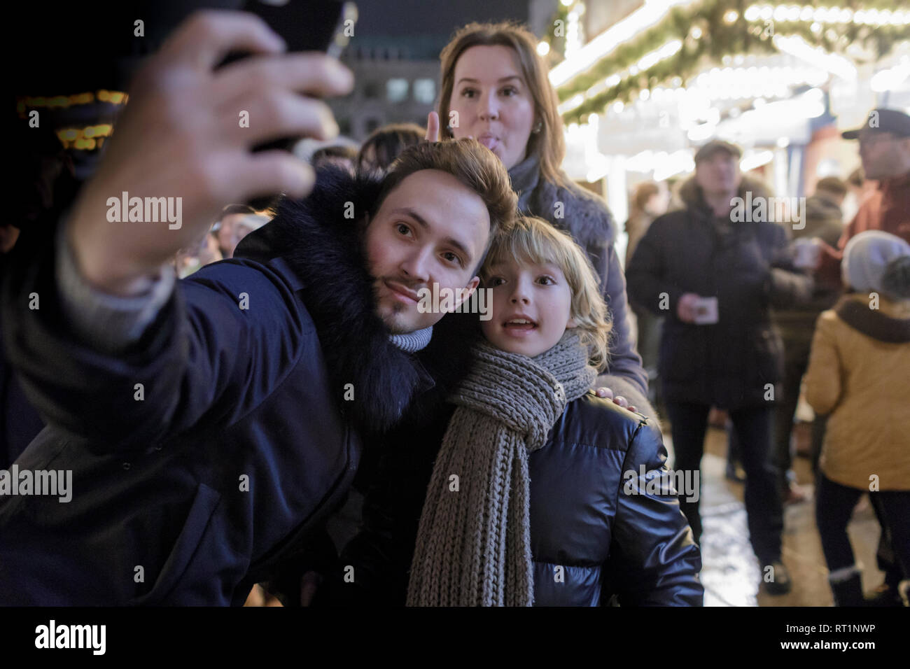 Familie selfie mit Smartphone am Weihnachtsmarkt Stockfoto