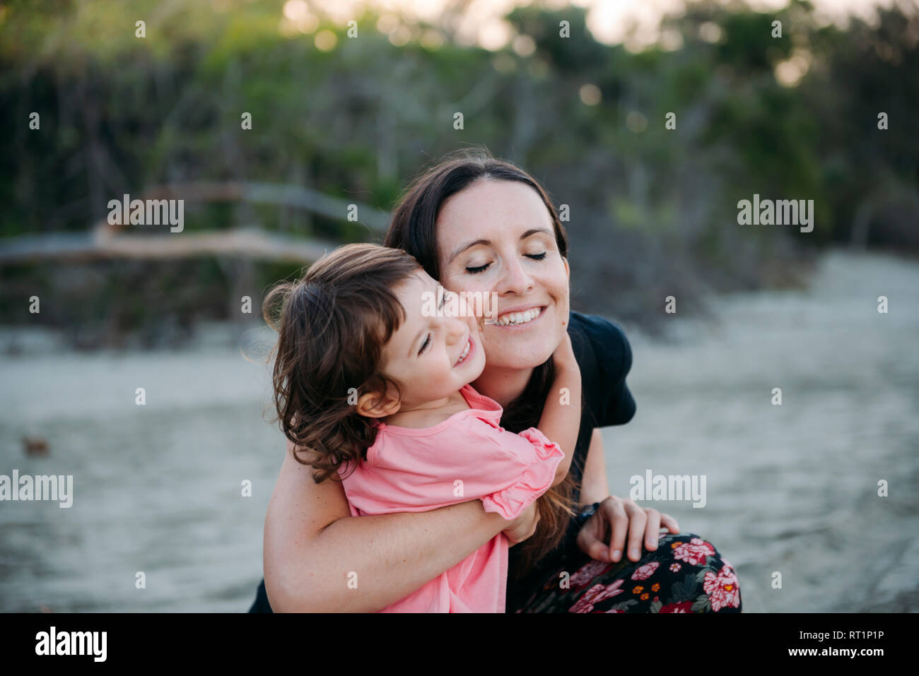 Australien, Queensland, Mackay, Cape Hillsborough National Park, glückliche Mutter ihre Tochter umarmen am Strand Stockfoto