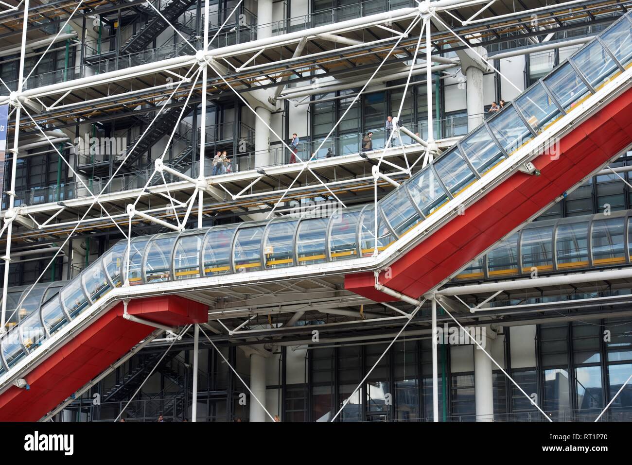 Paris, Frankreich, 21. August 2014: Außenansicht des berühmten Centre Pompidou. Touristen wandern. Dieses Museum ist die Ausstellung der modernen gewidmet Stockfoto
