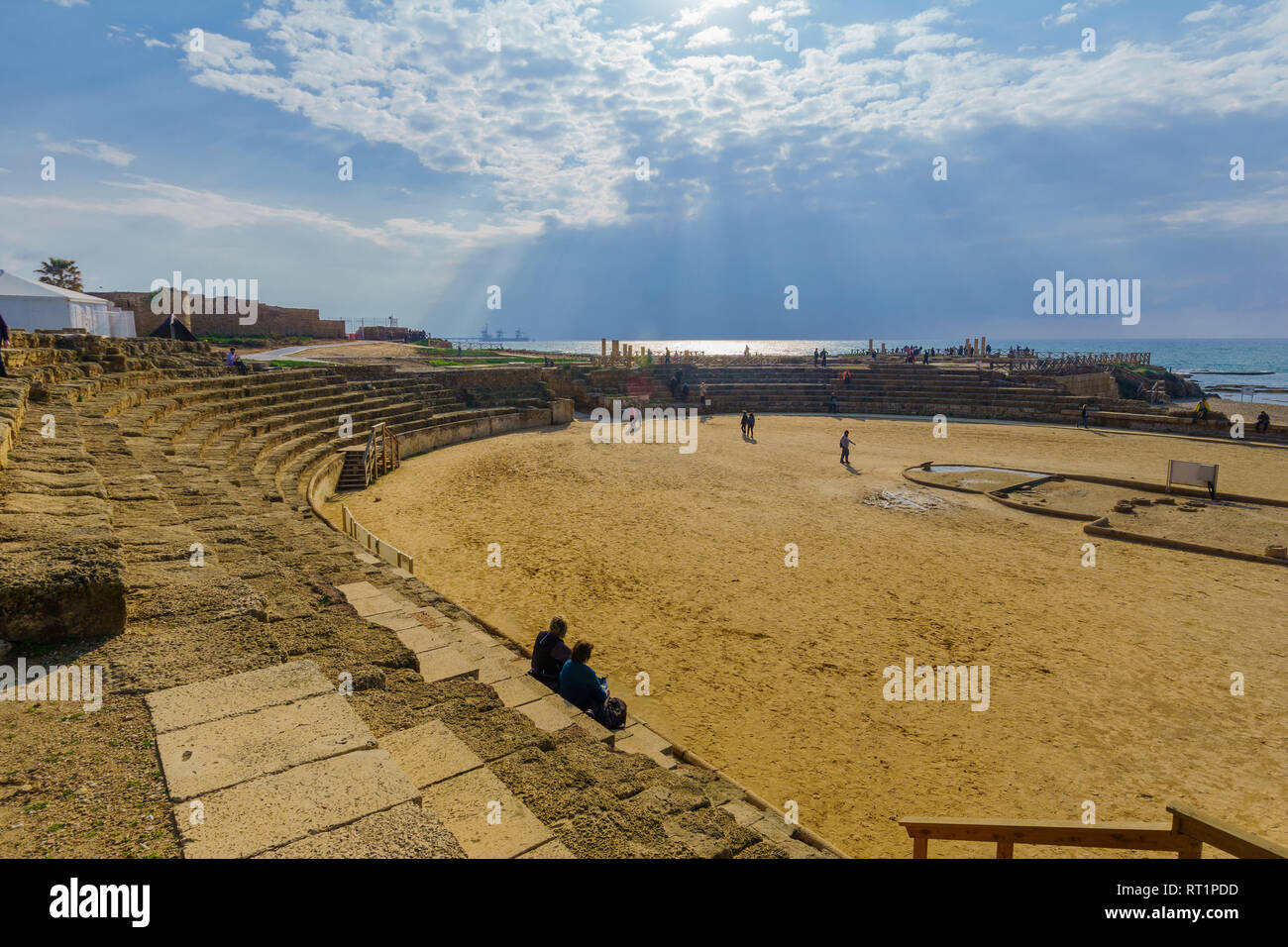 Caesarea, Israel - Februar 19, 2019: Blick auf das römische Amphitheater, mit Besuchern, in Caesarea National Park, Northern Israel Stockfoto