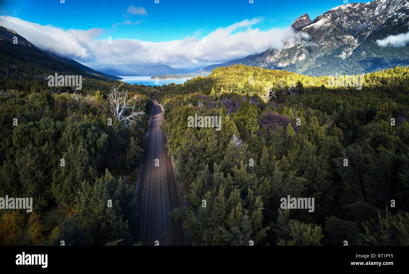 Argentinien, Patagonien, Lago Futalaufquen, drone Bild der Schotterpiste durch den Wald Stockfoto