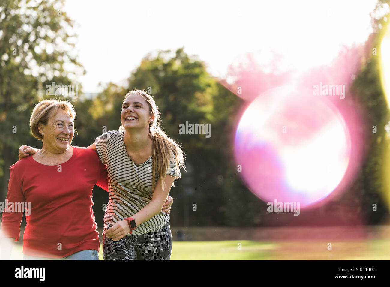 Enkelin und Oma Spaß, Joggen im Park Stockfoto