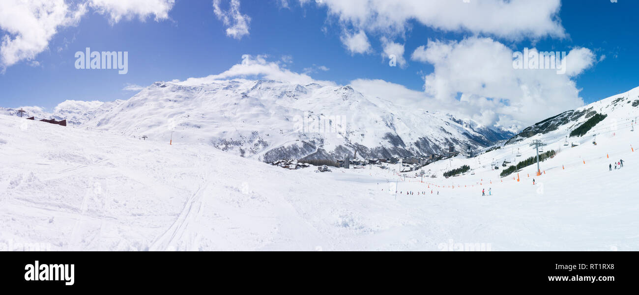 Frankreich, Französische Alpen, Les Menuires, Trois Vallees, Panoramablick auf das Skigebiet Stockfoto