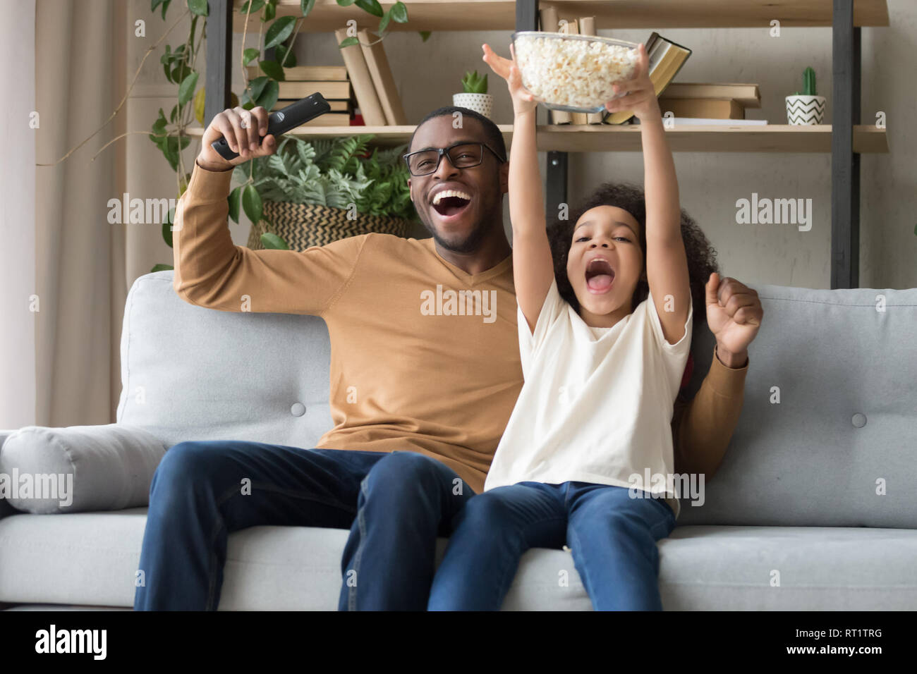 Happy überglücklich schwarz Vater mit Kind Tochter Fernsehen Spiel Stockfoto