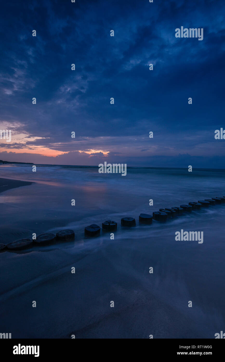 Deutschland, Mecklenburg-Vorpommern, Zingst, Strand am Abend, Wellenbrecher Stockfoto