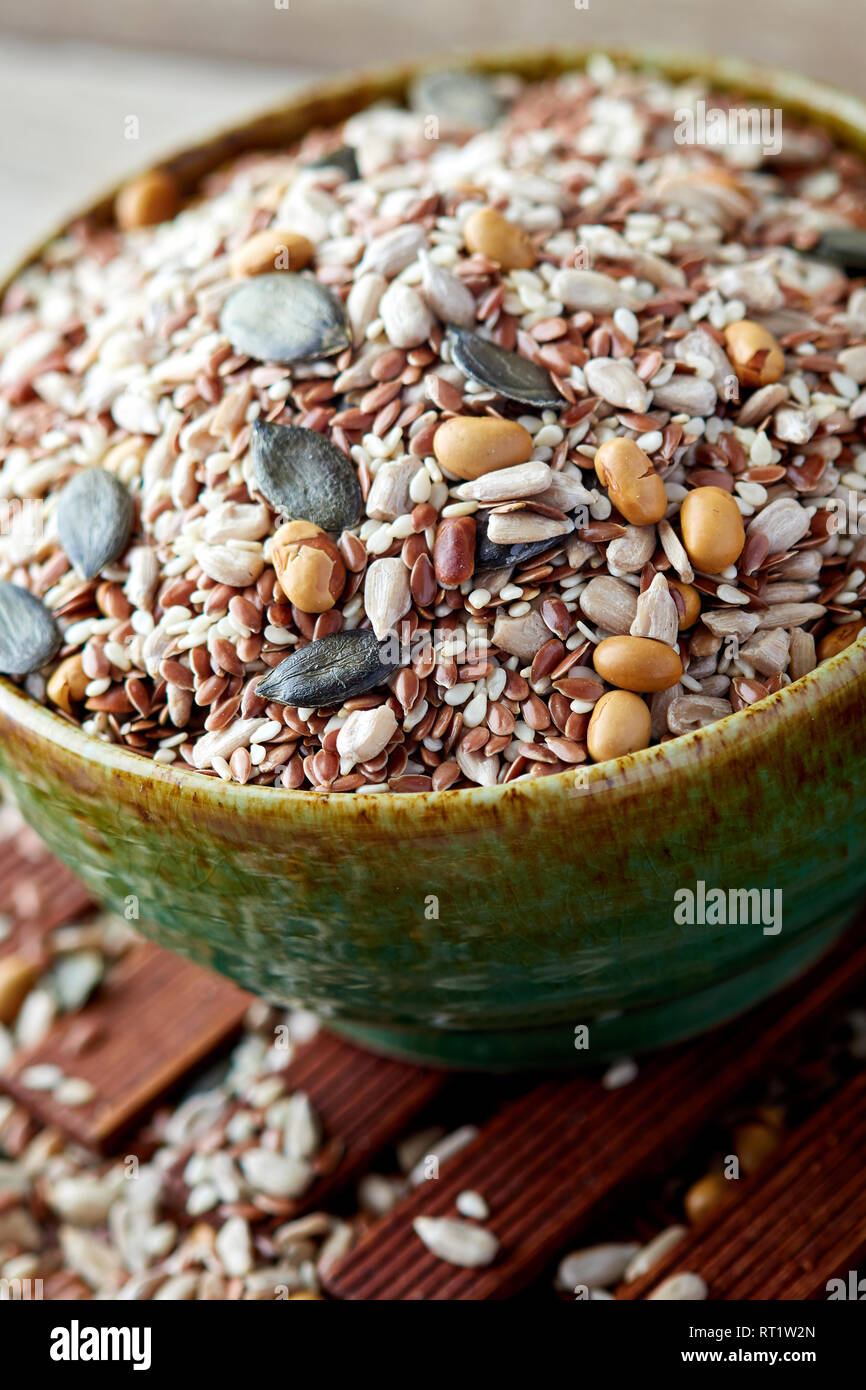 Mix aus verschiedenen gesunden Samen einschließlich Soja, Sesam, Kürbis- und Sonnenblumenkerne Stockfoto