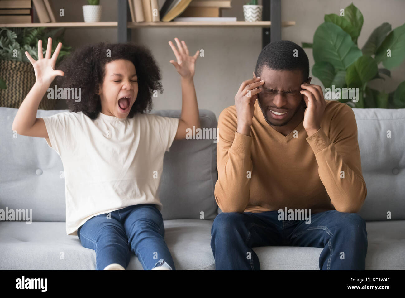 Hartnäckige afrikanisches Kind Mädchen in wutanfall am Schwarzen Vater schreien Stockfoto