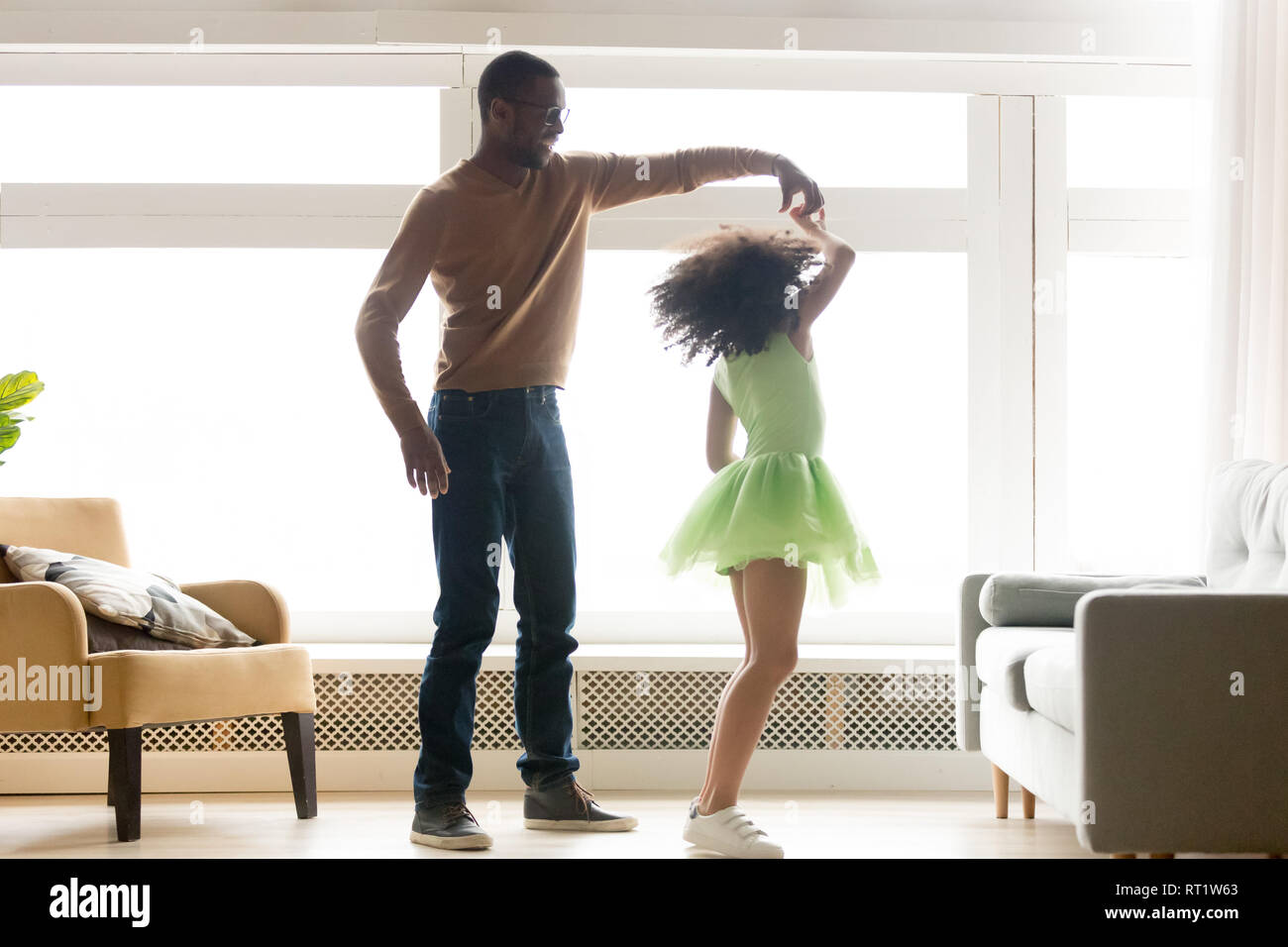 Afrikanischen Vater die Hand der Tochter Tanz mit Prinzessin Stockfoto