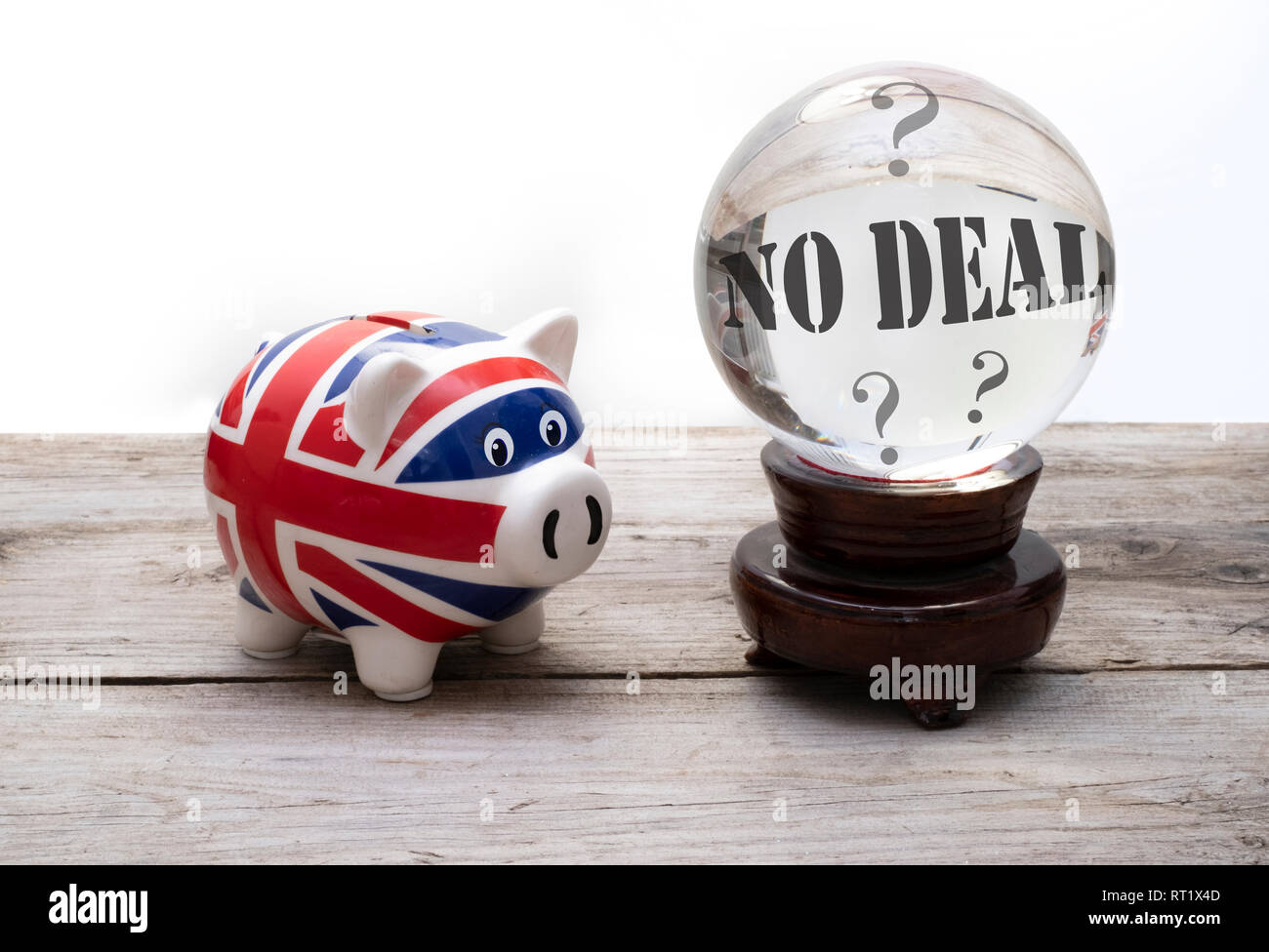 UK brexit kein deal Konzept, Union Jack piggy Bank mit einer Kristallkugel. Stockfoto