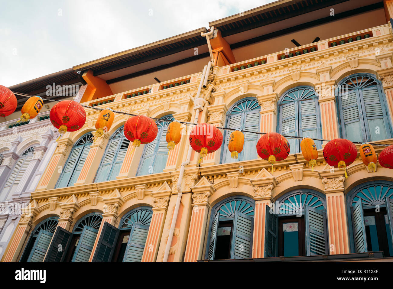 Singapur, bunte alte Häuser in Chinatown mit roten und orangefarbenen Lampions Stockfoto