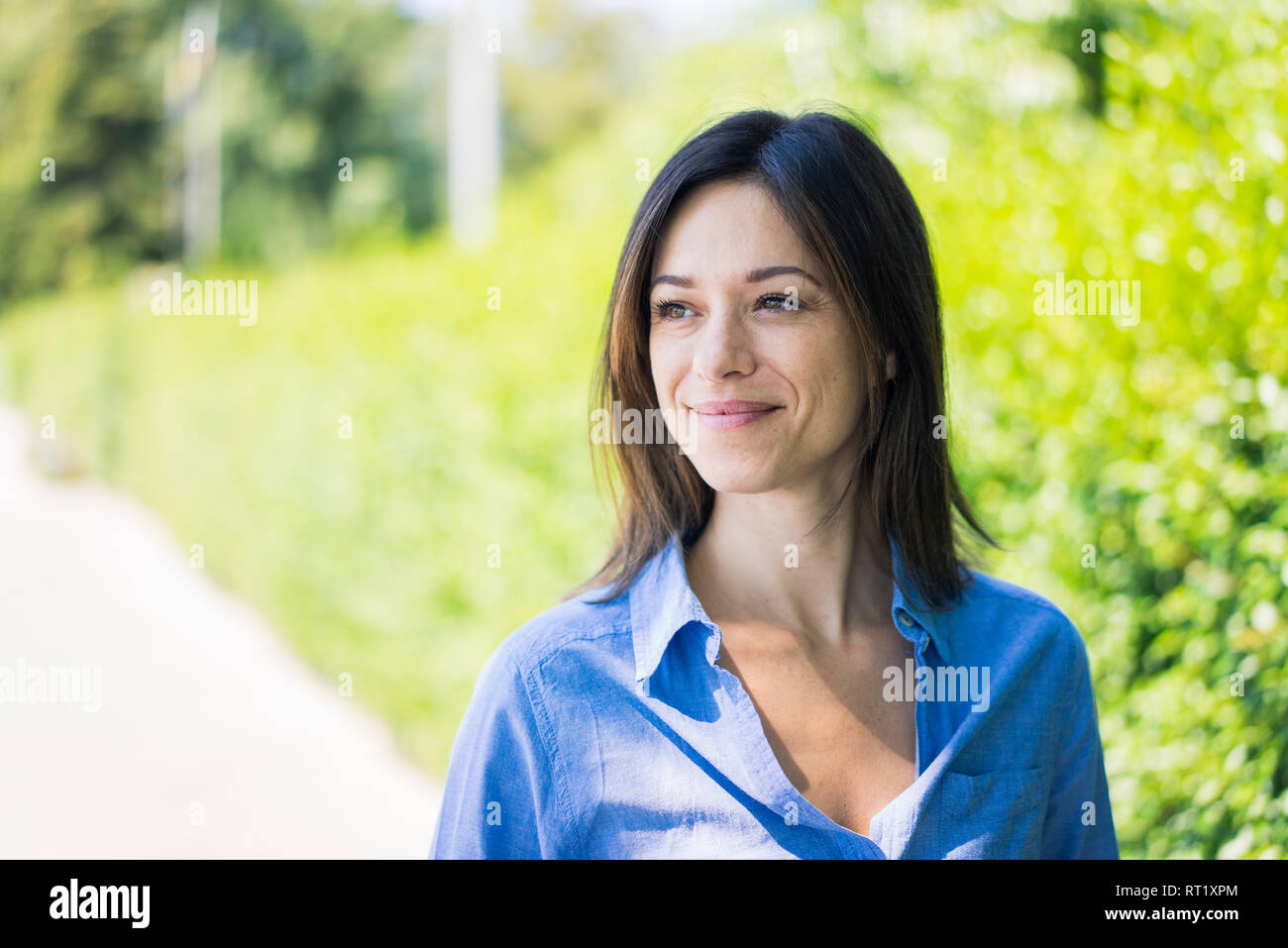 Porträt einer schönen Frau in der Natur Stockfoto