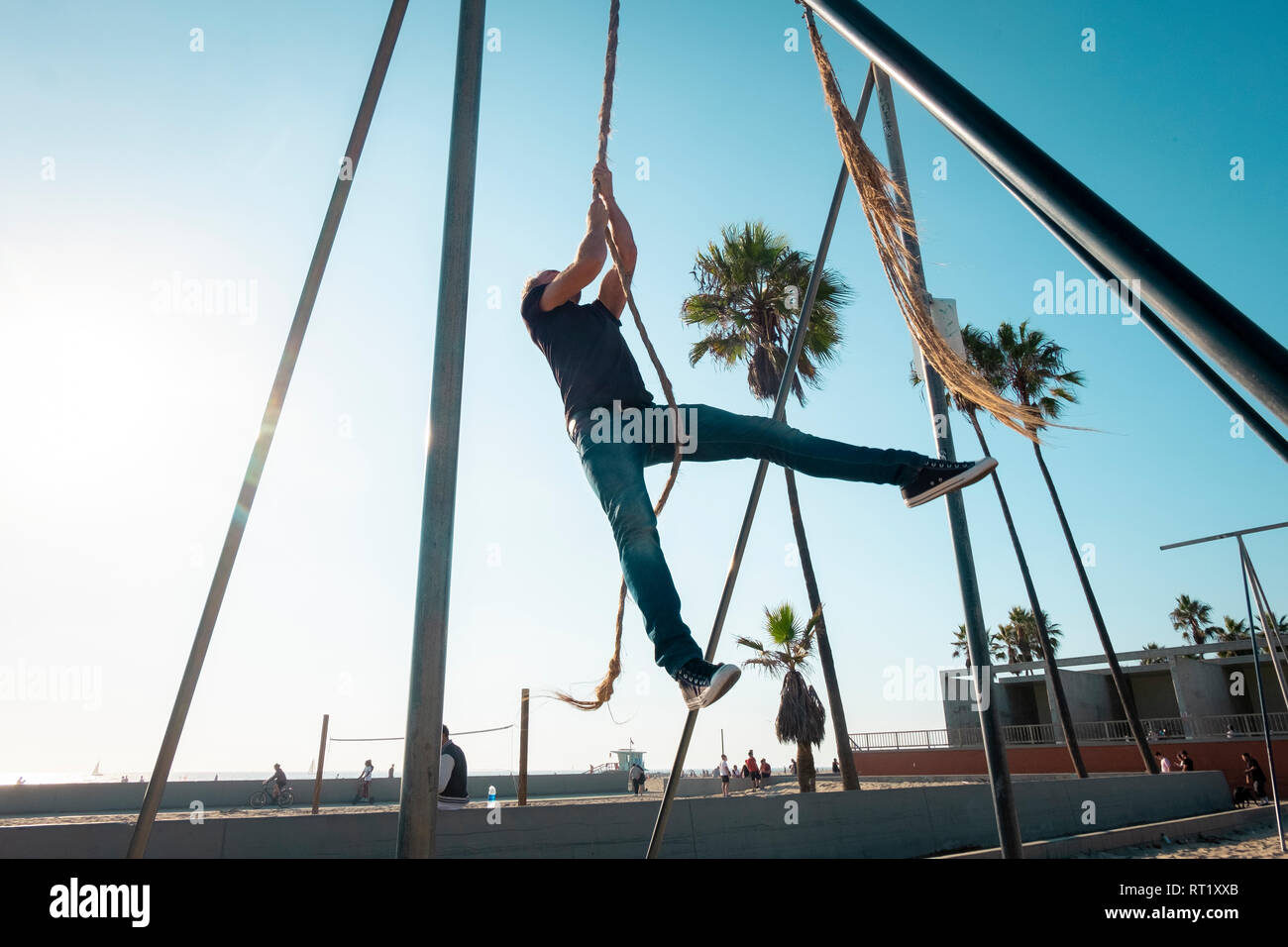USA, Kalifornien, Los Angeles, Venedig, Mann auf dem Seil am Muscle Beach Stockfoto