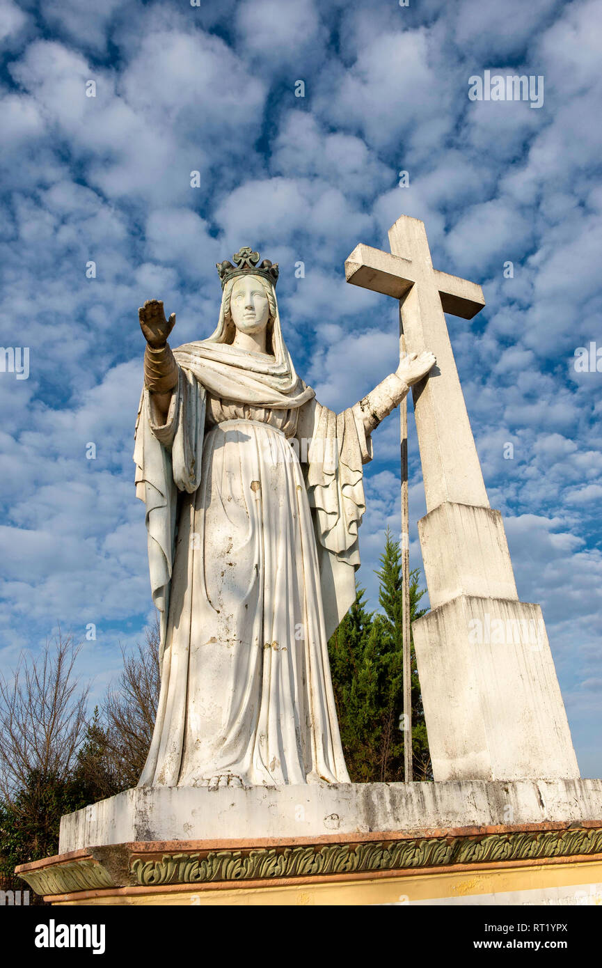 Statue de la Vierge Marie et Croix surplombant la ville Historique de Moissac, Tarn-et-Garonne, Frankreich 82 Europa Stockfoto
