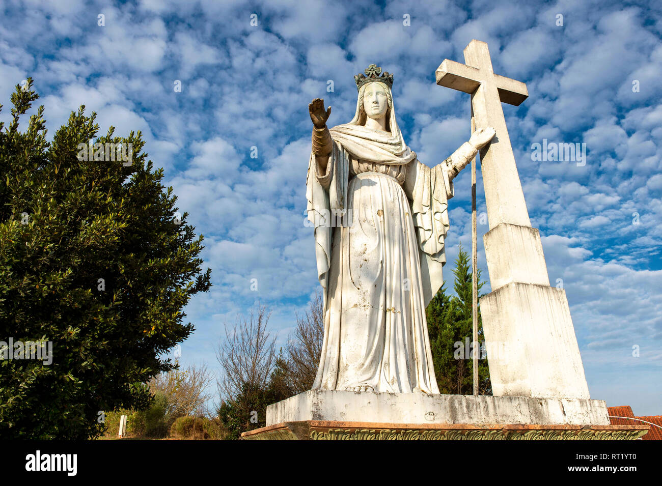 Statue de la Vierge Marie et Croix surplombant la ville Historique de Moissac, Tarn-et-Garonne, Frankreich 82 Europa Stockfoto