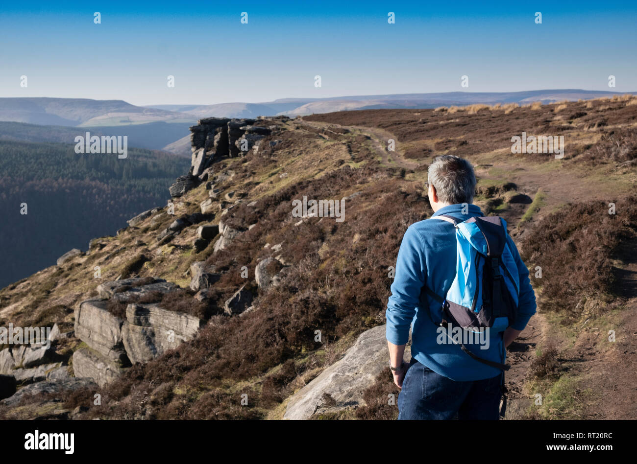 Ältere männliche Wandern im Peak District National Park, Großbritannien Stockfoto