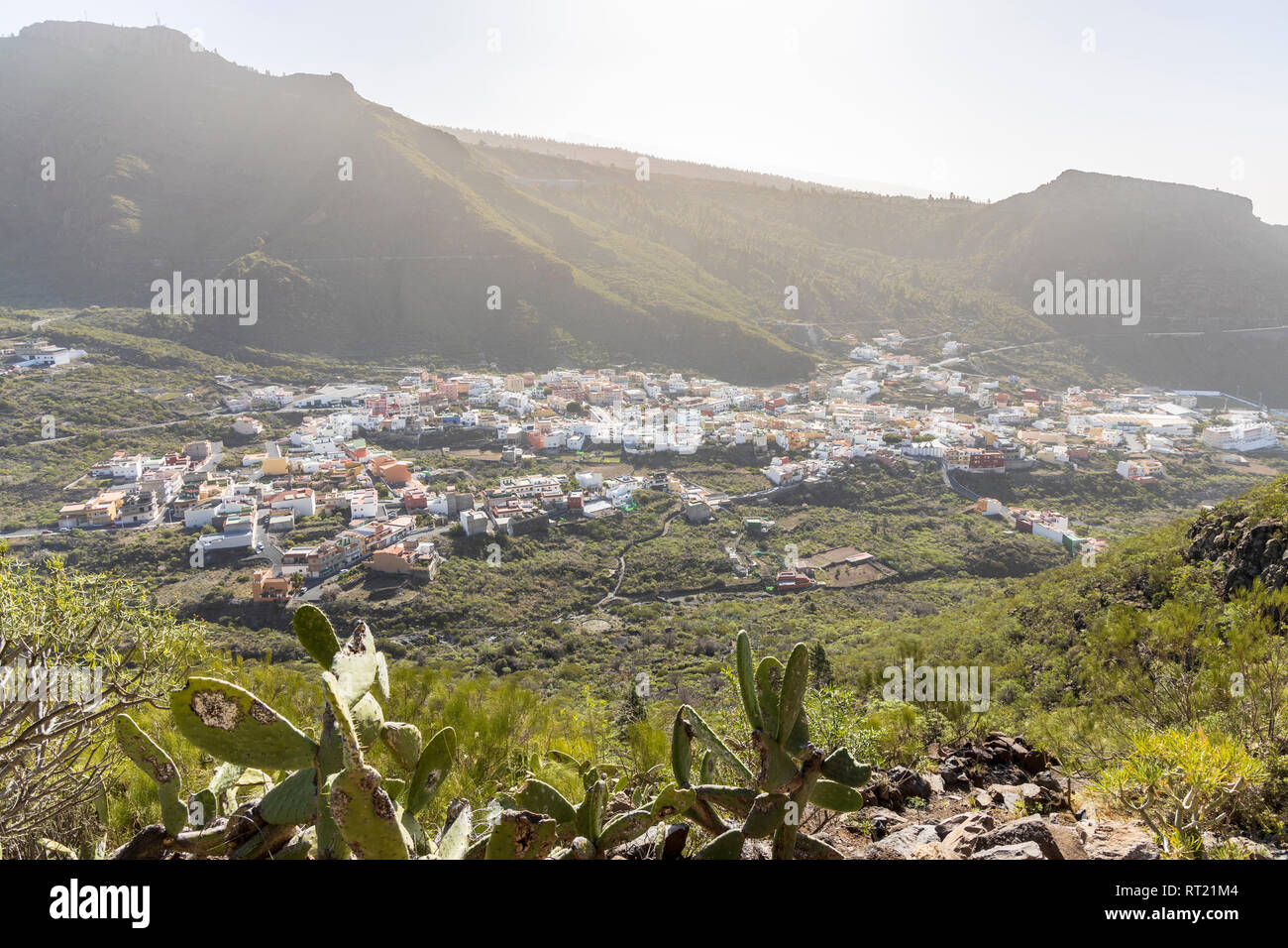 Luftaufnahme über der Ortschaft Tamaimo mit Dunst in der Luft von einem Calima, Staub aus der Sahara, Santiago del Teide, Teneriffa, Kanaren Isla Stockfoto