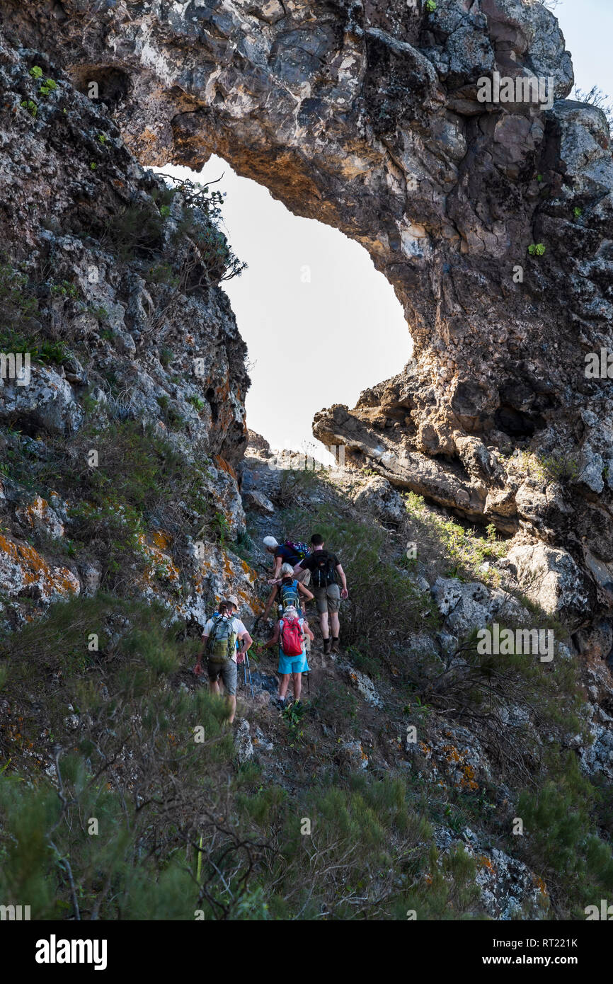 Rock Formation bekannt als das Auge von Los Gigantes, Loch in den Felsen über dem Dorf in Teneriffa, Kanarische Inseln, Spanien, Stockfoto