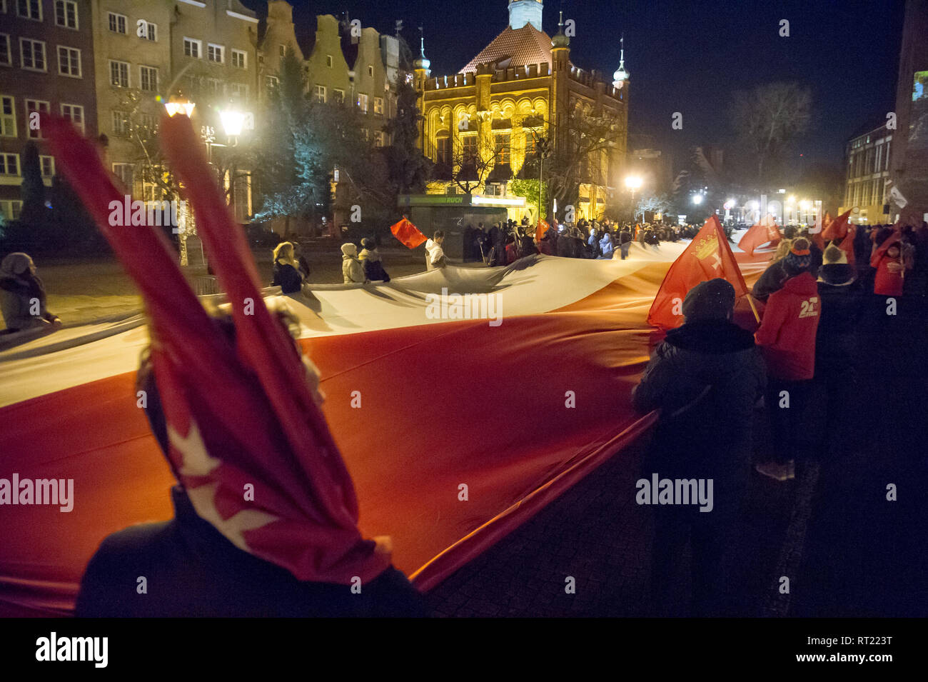Leute zahlen ihren Respekt ermordeten Bürgermeister von Danzig, Pawel ottar, einen Monat nach Pawel Ottar auf der Bühne in Danzig, Polen erstochen wurde. Februar Stockfoto