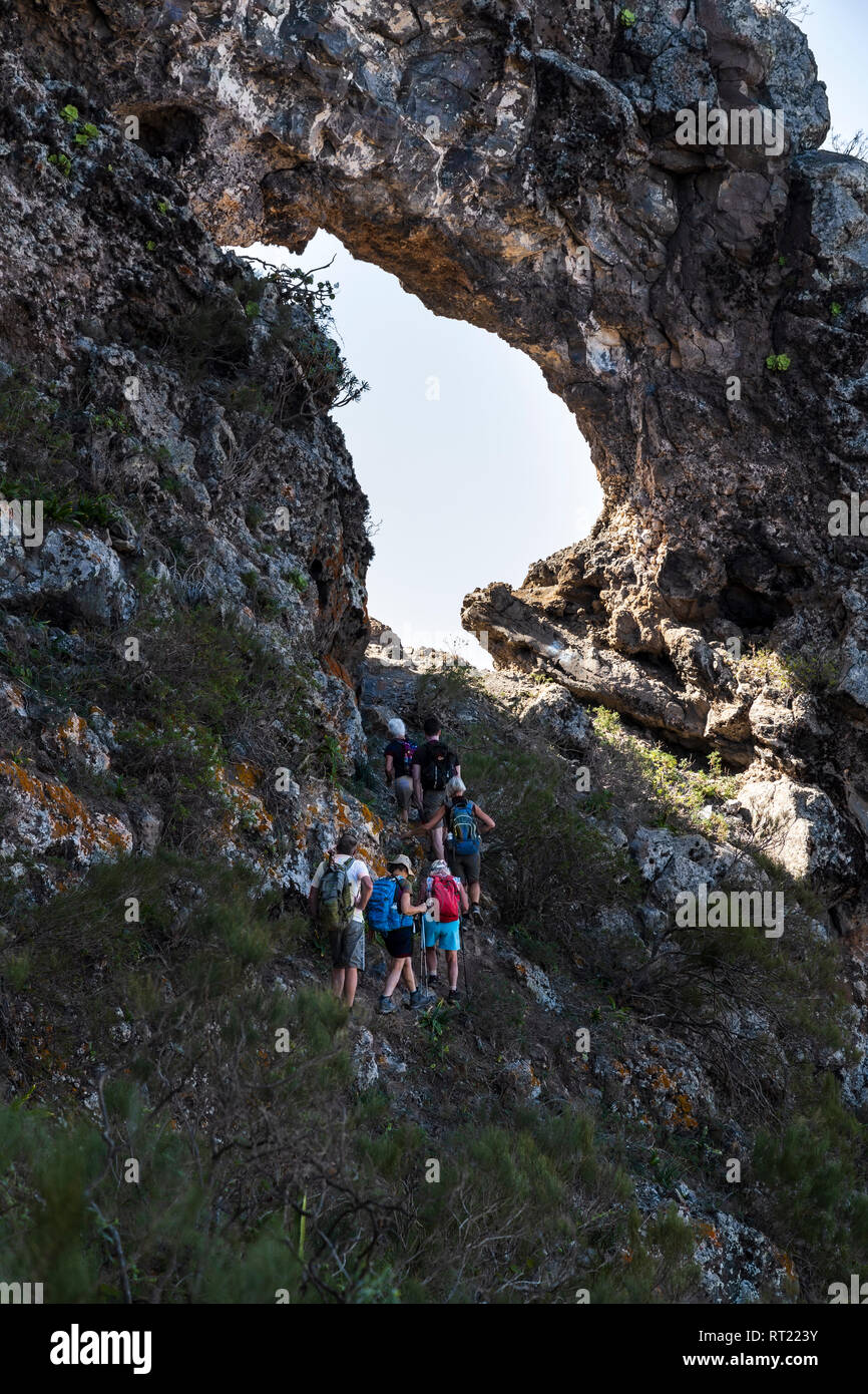 Rock Formation bekannt als das Auge von Los Gigantes, Loch in den Felsen über dem Dorf in Teneriffa, Kanarische Inseln, Spanien, Stockfoto