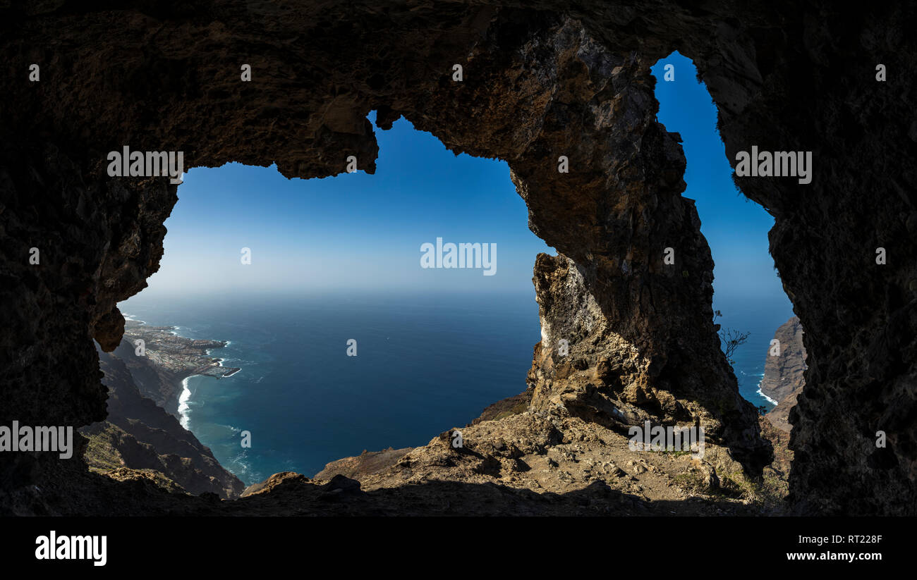 Rock Formation bekannt als das Auge von Los Gigantes, Loch in den Felsen über dem Dorf in Teneriffa, Kanarische Inseln, Spanien, Stockfoto