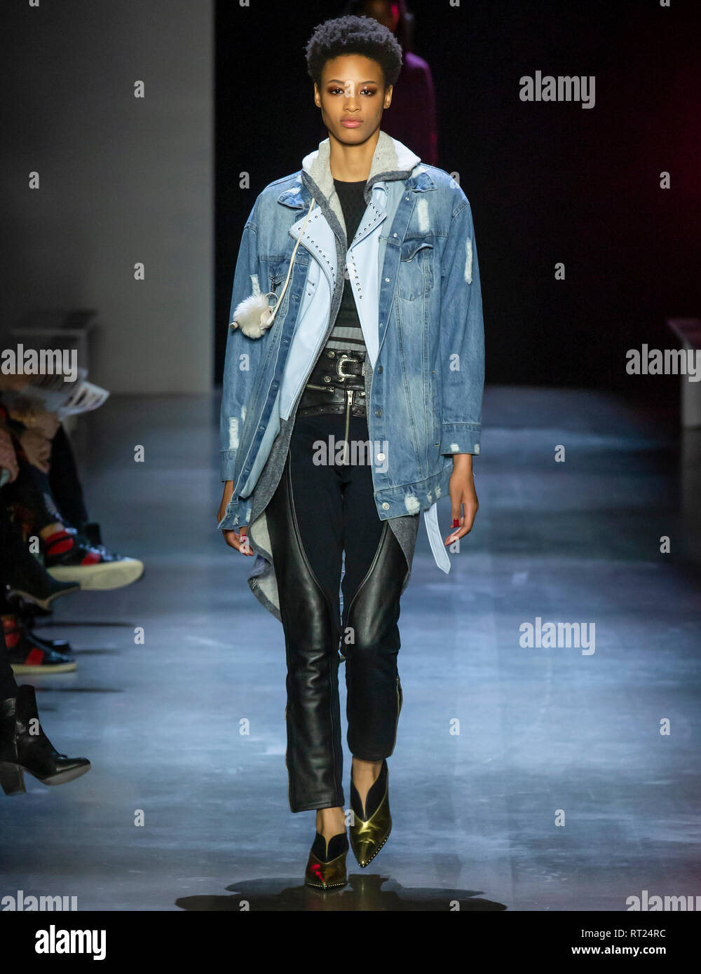 New York, New York - 10. Februar 2019: Janaye Furman geht der Start- und Landebahn bei der Generalprobe für die prabal Gurung Herbst Winter 2019 Modenschau Stockfoto