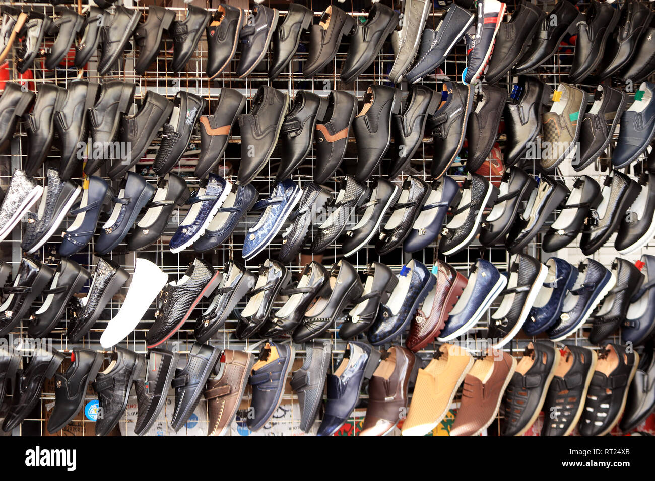 Schuhschrank präsentieren. Eine Menge Schuhe zum Verkauf an Stockfotografie  - Alamy
